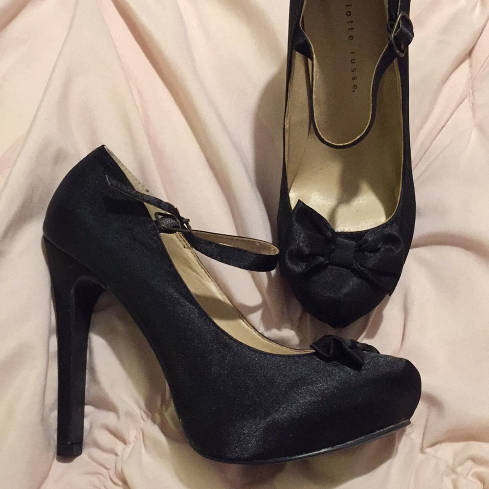 Black satin Mary-Jane heel with bow size 6